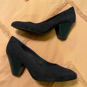 NIB Nurture dark navy chunky heel